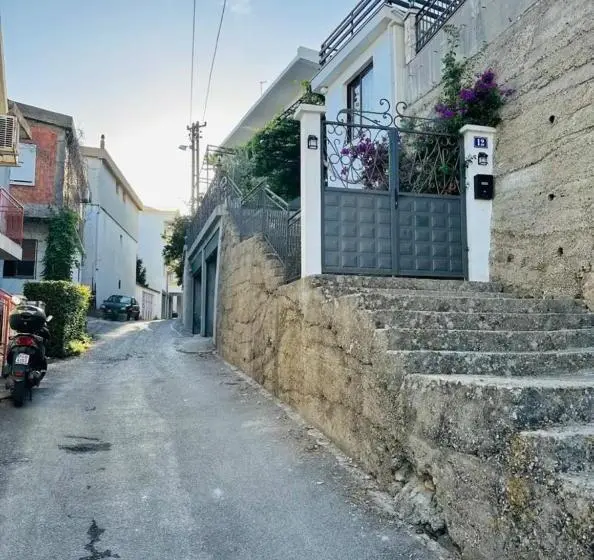 اتاق استاندارد سه نفره, Hana & Uma Apartments