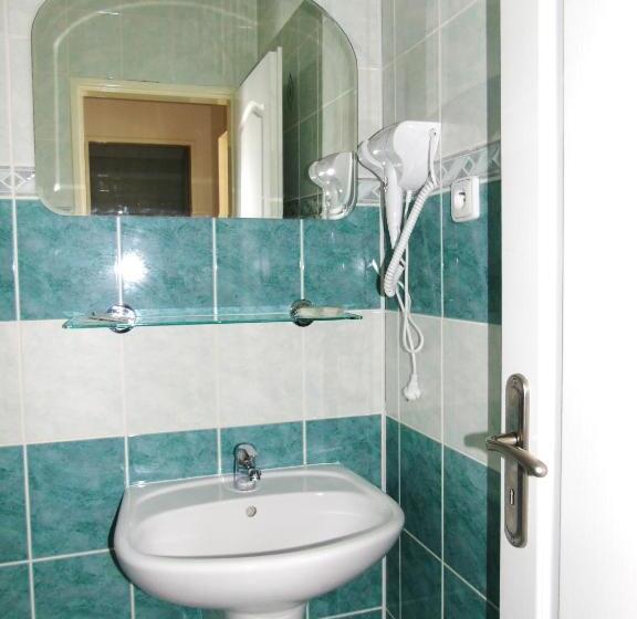 스탠다드 트리플 룸, Toris Inn