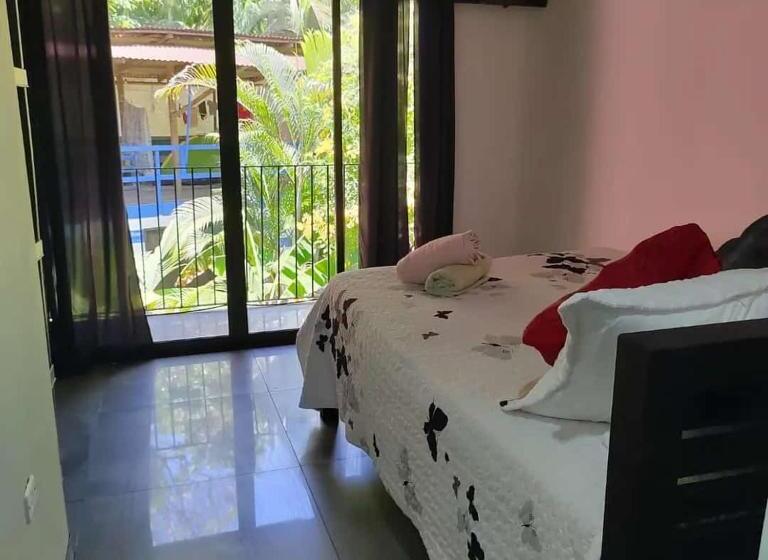 غرفة قياسية مزوَّدة بشُرفة, Cabinas Dominical