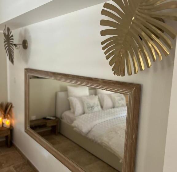 Студио Стандарт Вид на Бассейн, Love Les 5 Sens Et La Sauvageonne