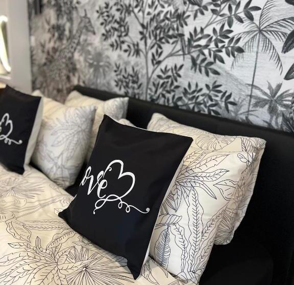 Студио Стандарт Вид на Сад, Love Les 5 Sens Et La Sauvageonne