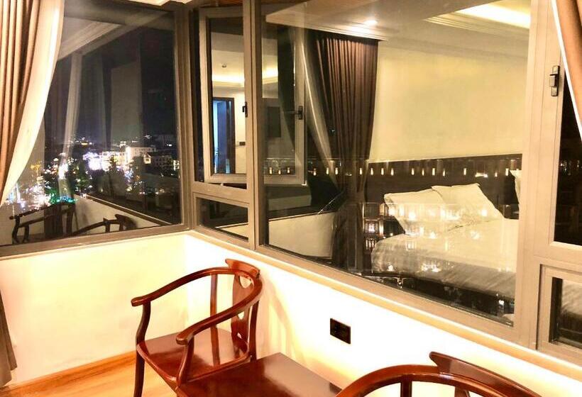 اتاق خانوادگی, Anh Tú