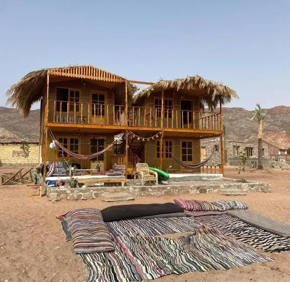 اتاق لوکس با چشمانداز دریا, The Bedouin Life With Eid Ali