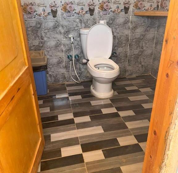 اتاق لوکس با چشمانداز دریا, The Bedouin Life With Eid Ali