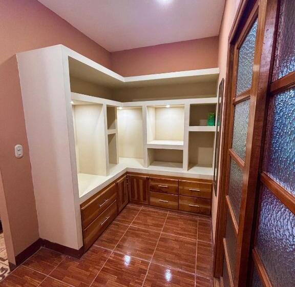 سوئیت با بالکن, Granados Guest House