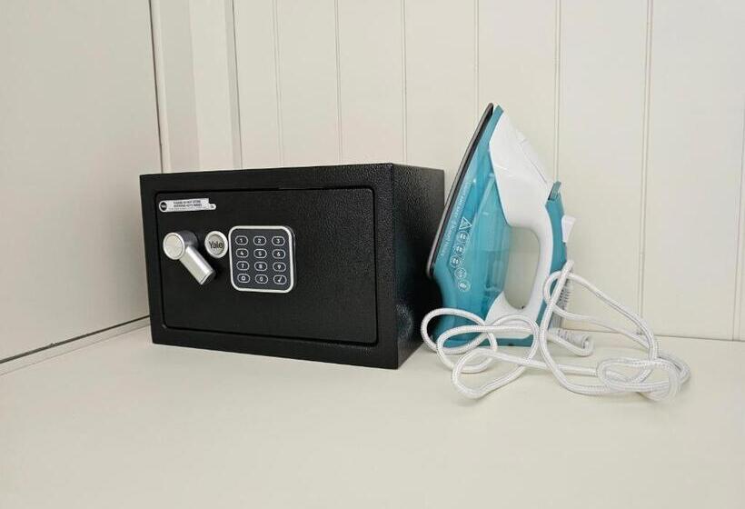 סטודיו דלוקס, Balcony