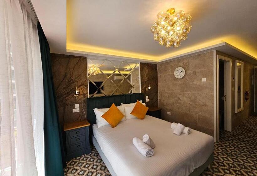 סטודיו דלוקס, Balcony