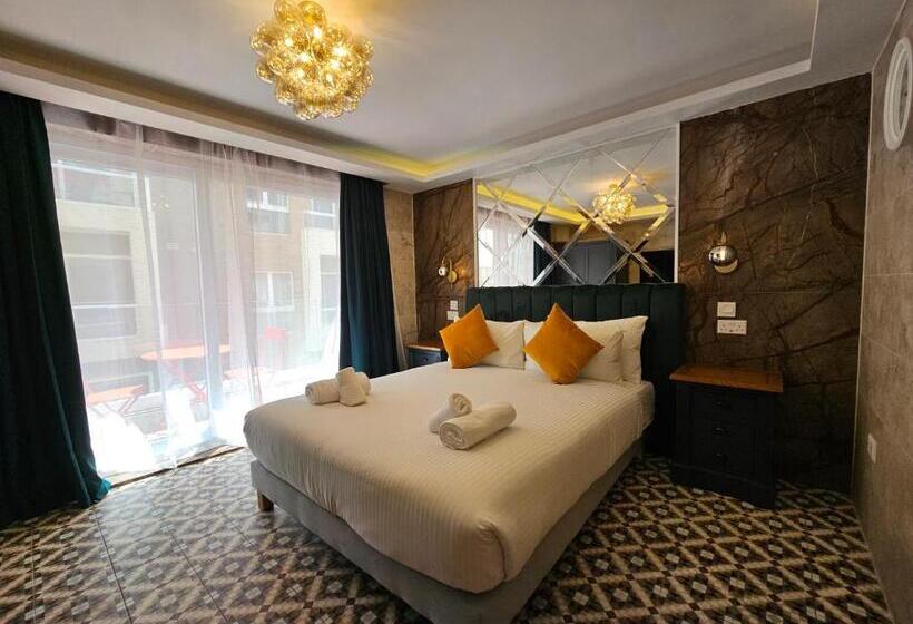 סטודיו דלוקס, Balcony