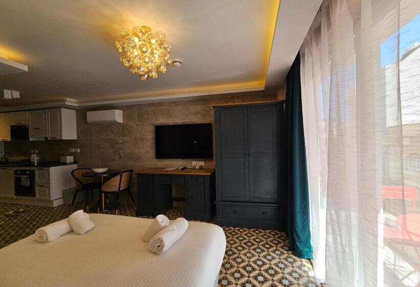 סטודיו דלוקס, Balcony