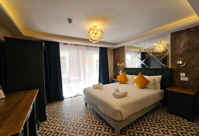 סטודיו דלוקס, Balcony