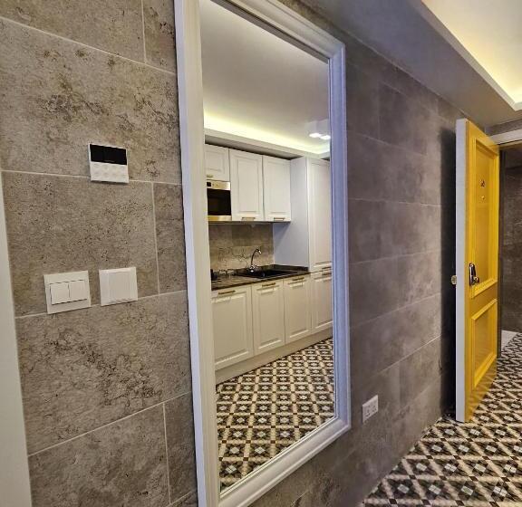 סטודיו דלוקס, Balcony