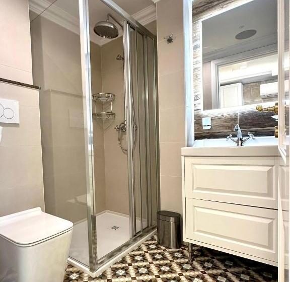 סטודיו דלוקס, Balcony