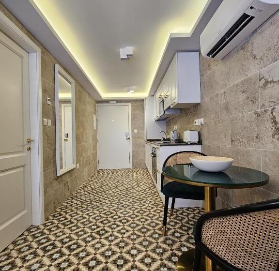 סטודיו דלוקס, Balcony