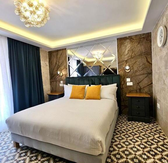 סטודיו דלוקס, Balcony