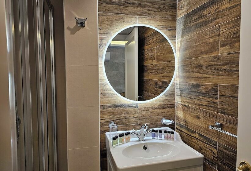 סטודיו דלוקס, Balcony