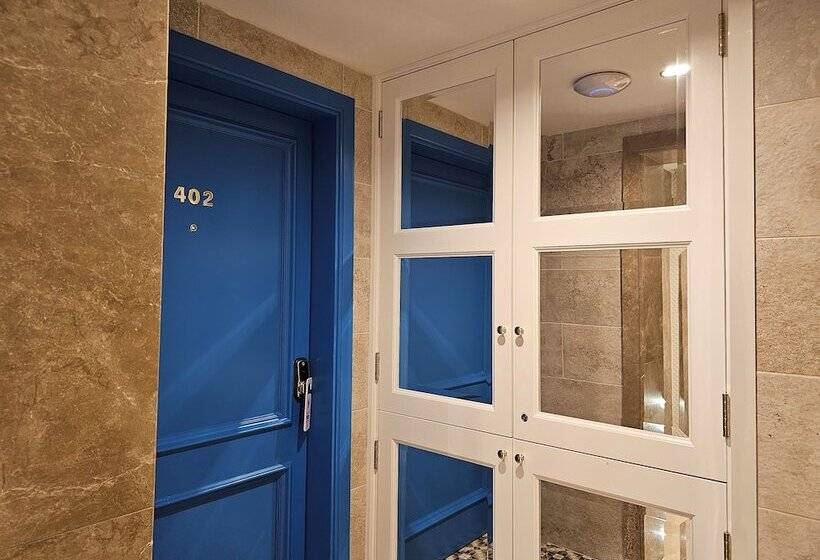 סטודיו דלוקס, Balcony