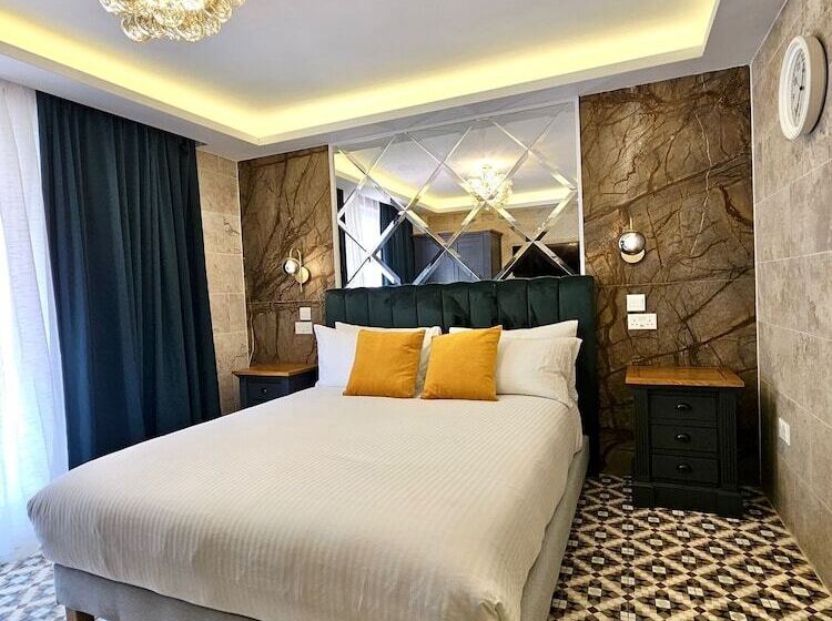 סטודיו דלוקס, Balcony