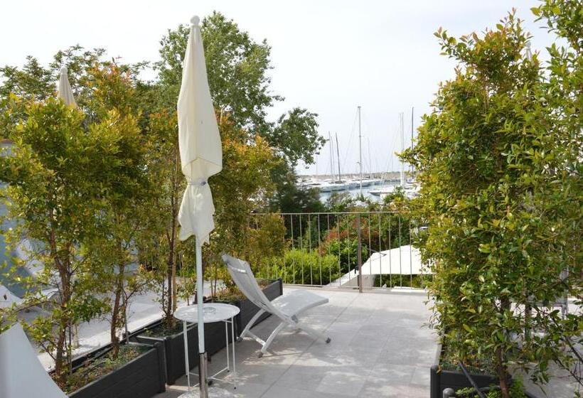 غرفة سوبيريور, Blu