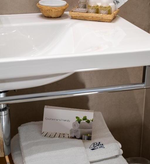 غرفة قياسية مطلّة علي البحر, Blu