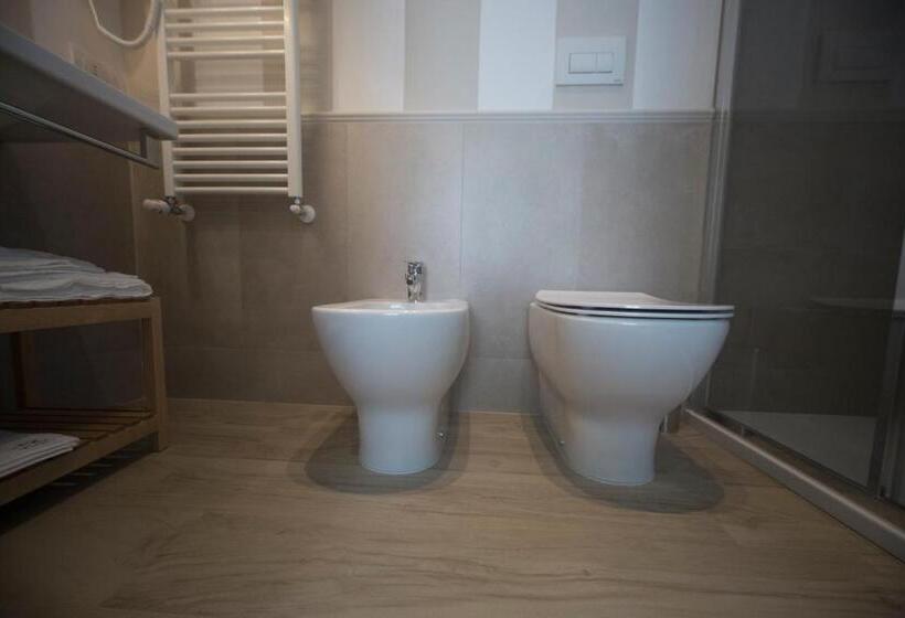 غرفة قياسية مطلّة علي البحر, Blu