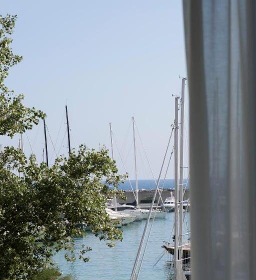 غرفة قياسية مطلّة علي البحر, Blu