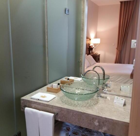 اتاق سوپریور, Ibn Arrik