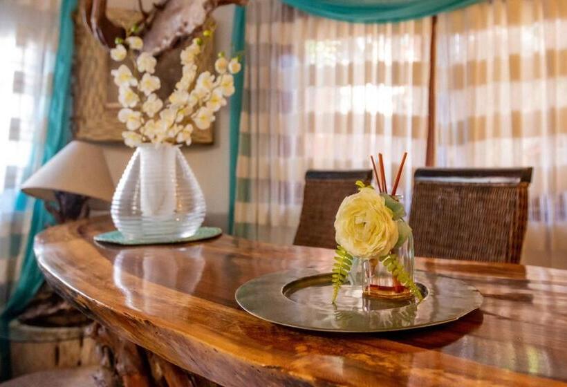 מיטת קינג בסוויטה, Monyoli Hotel & Boutique