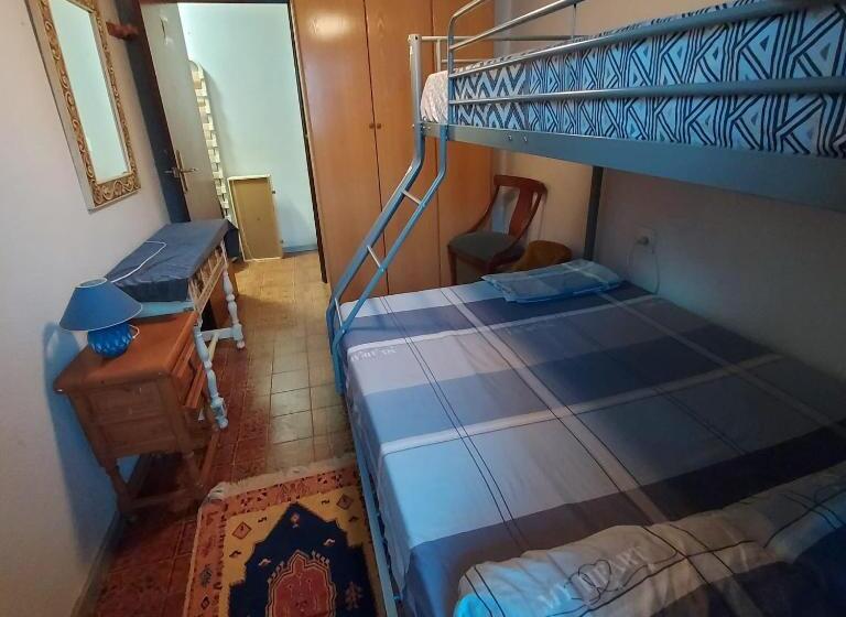 تختخواب در اتاق مشترک, El Mar