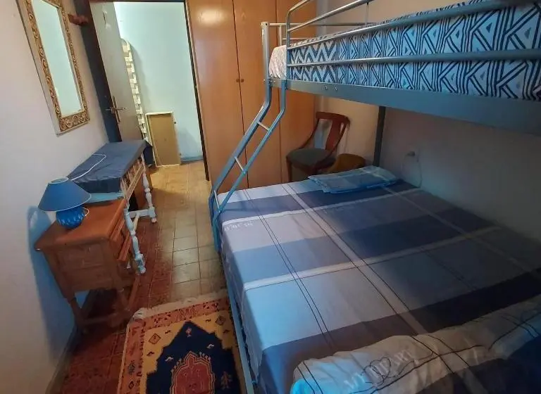 تختخواب در اتاق مشترک, El Mar