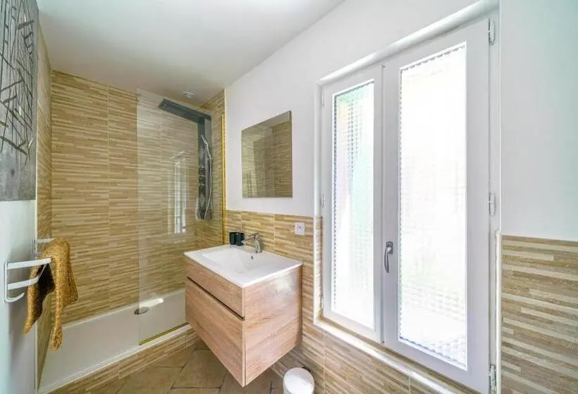 スタンダードスタジオ, Gîte En Face Du Château De Nizas, Renovation Totale Et Changement De Proprietaire, 4 Chambres D Hôte