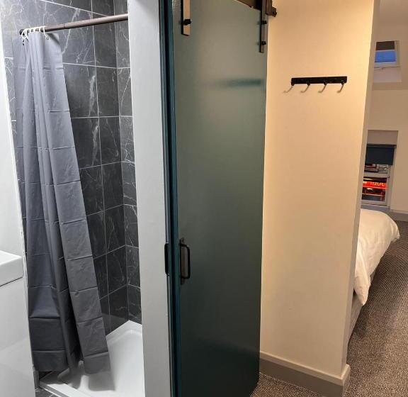 חדר דלוקס, The Old Main St