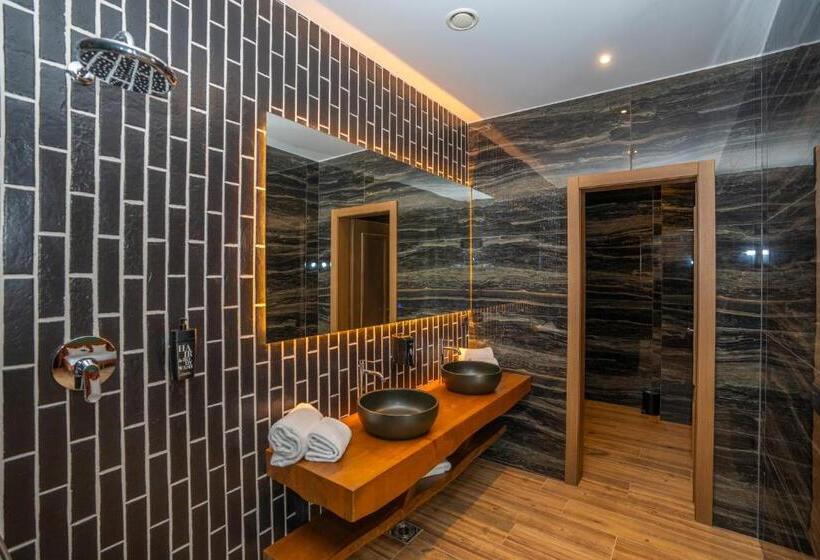 سوئیت با بالکن, Porta E Alpeve