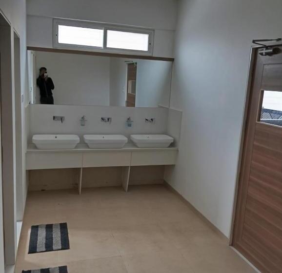 מיטה בחדר מעונות עם מקלחת משותפת, Veesons Executive