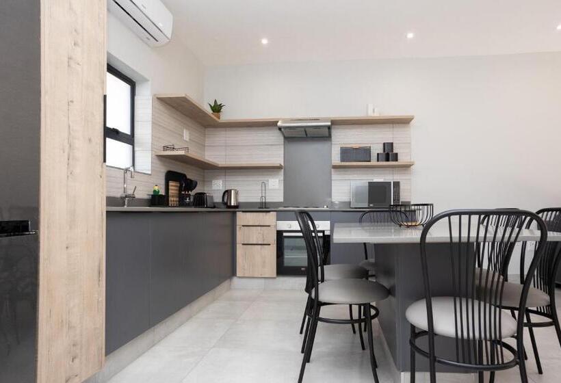 침실 2개 아파트, Kruger Living On Nyati