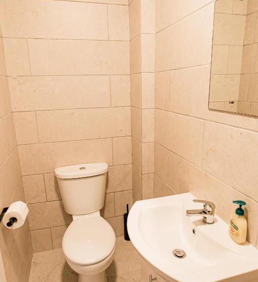 חדר סטנדרט לשלושה, Westwood Court