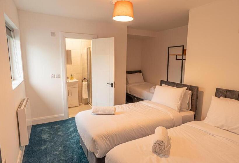 חדר סטנדרט לשלושה, Westwood Court