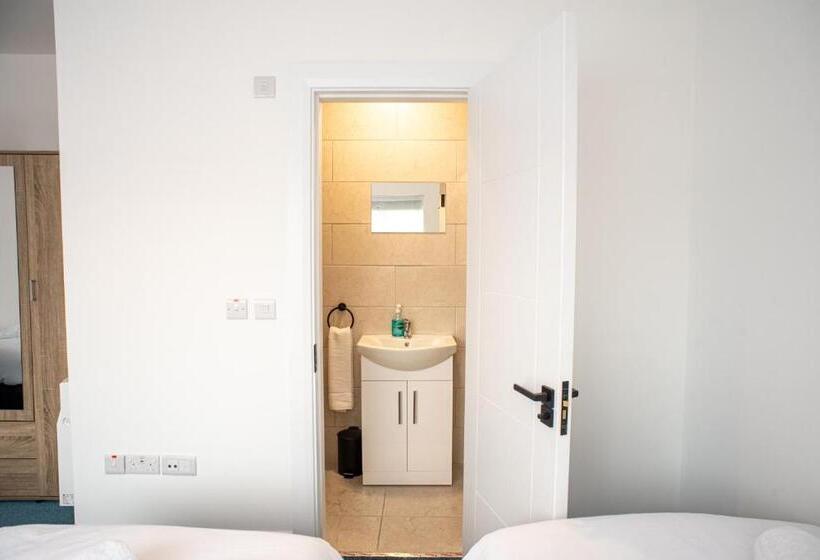 חדר סטנדרט לארבעה, Westwood Court