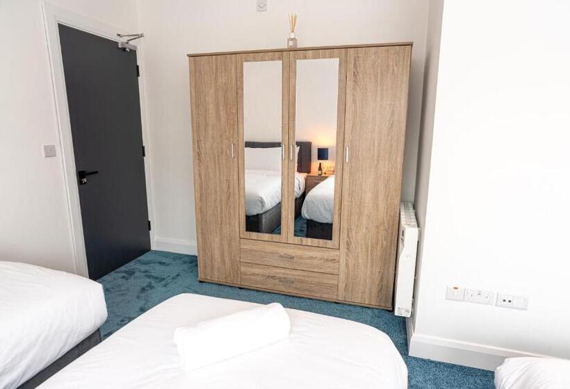 חדר סטנדרט לארבעה, Westwood Court