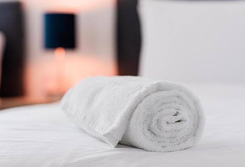 חדר סטנדרט לארבעה, Westwood Court