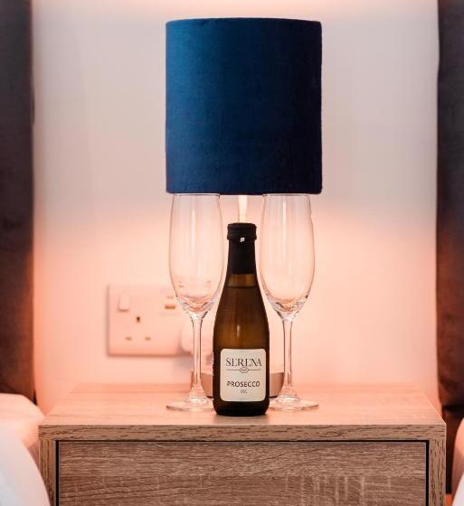 חדר סטנדרט לארבעה, Westwood Court