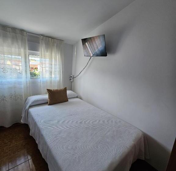 اتاق سهنفرۀ استاندارد با سرویس بهداشتی بیرون از اتاق, Habitaciones Pensión Lubina