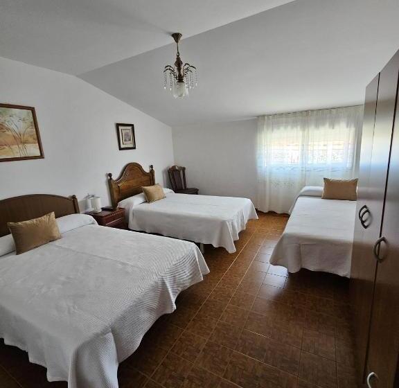 اتاق سهنفرۀ استاندارد با سرویس بهداشتی بیرون از اتاق, Habitaciones Pensión Lubina