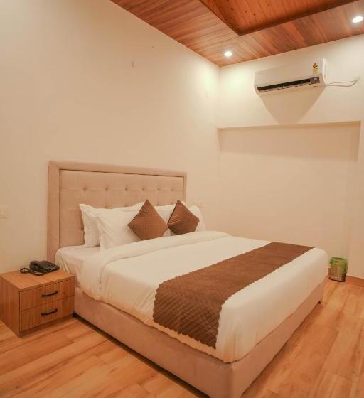 디럭스 스위트 킹 침대, Tapovan Resorts