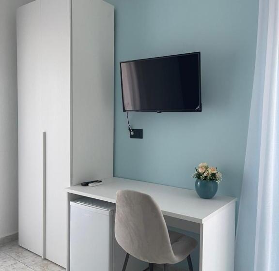 غرفة قياسية, The Green Leaves