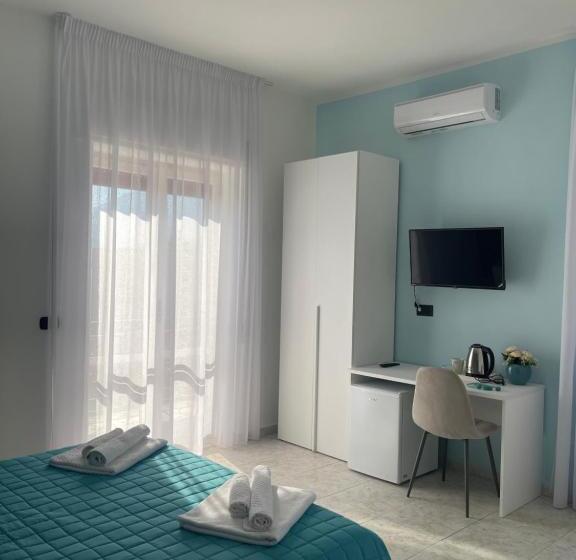 غرفة قياسية, The Green Leaves