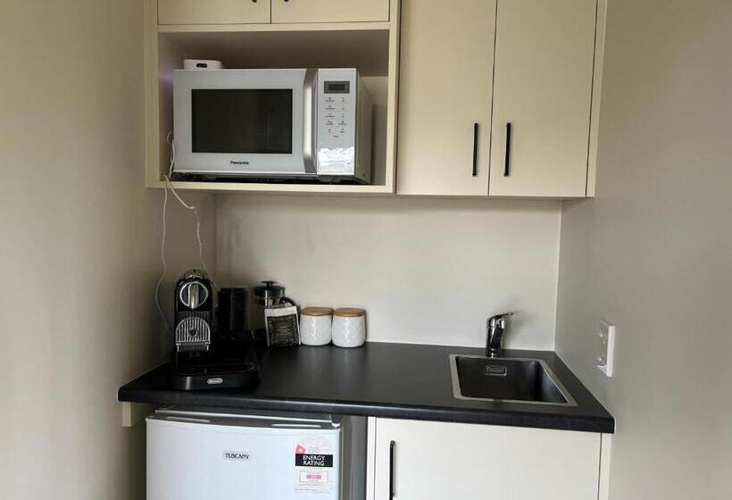 חדר סופריור, Stay With Us Raglan   Studio