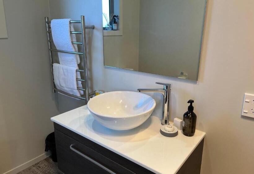 חדר סופריור, Stay With Us Raglan   Studio