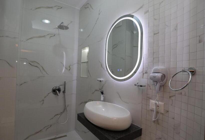 غرفة ديلوكس مطلّة علي الحديقة, The House Of Dollma , Inside Kruja Castle