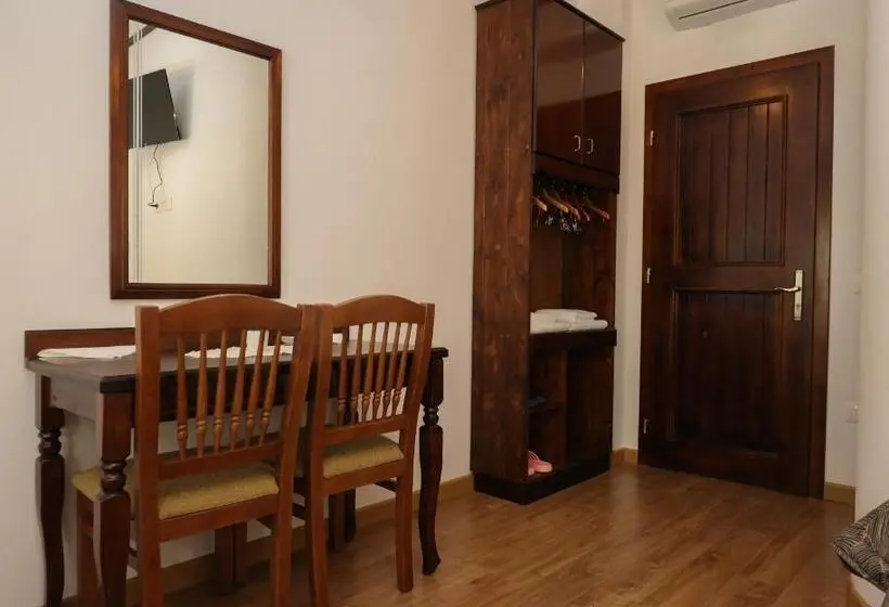 اتاق لوکس با چشمانداز باغ, The House Of Dollma , Inside Kruja Castle