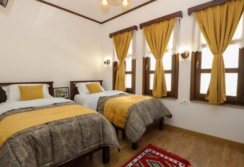 غرفة ديلوكس مطلّة علي الحديقة, The House Of Dollma , Inside Kruja Castle